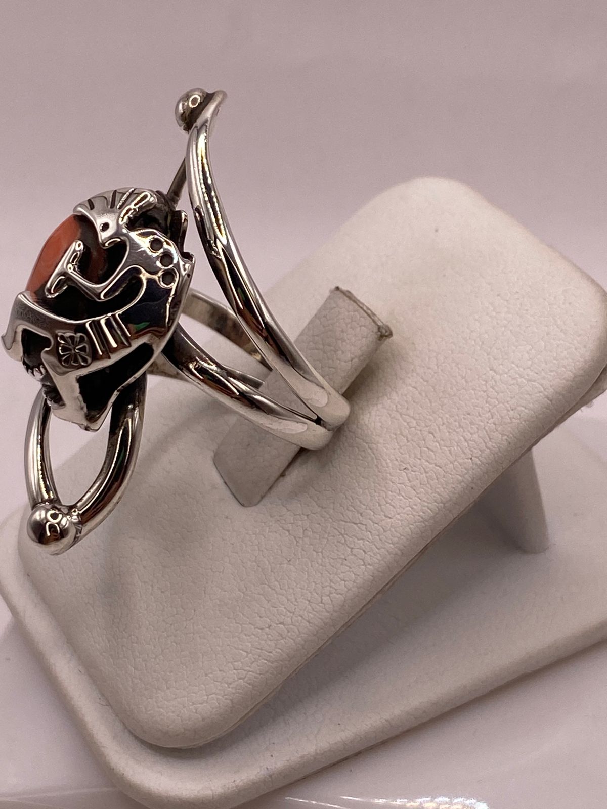 Anillo de Plata Ley 925 con Cornalina y Figura Kokopelli, vista lateral