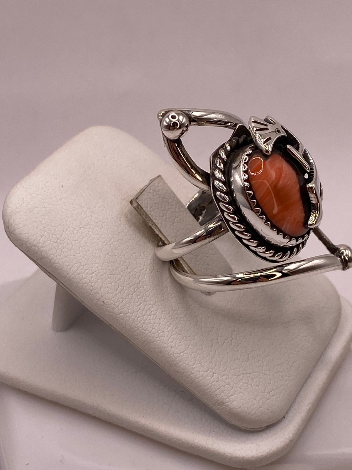 Anillo de Plata Ley 925 con Cornalina y Figura Kokopelli, vista de detalle