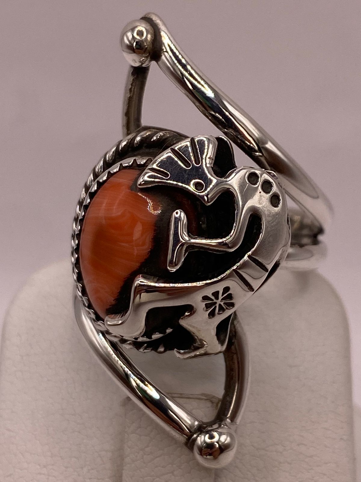 Anillo de Plata Ley 925 con Cornalina y Figura Kokopelli, sello de autenticidad Plata Ley .925