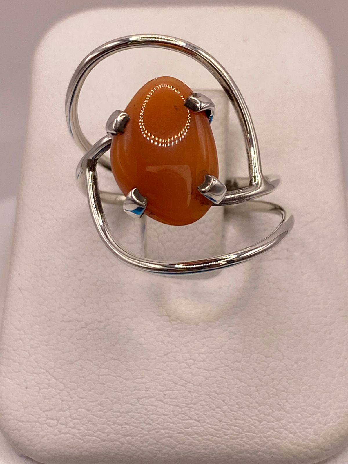 Anillo de Plata Ley 925 con Cornalina Natural en báscula mostrando peso