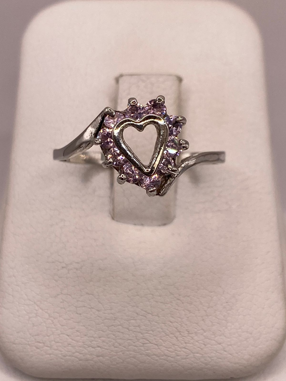 Anillo de Plata Ley 925 Diseño Corazón con Zirconias Rosas, vista frontal