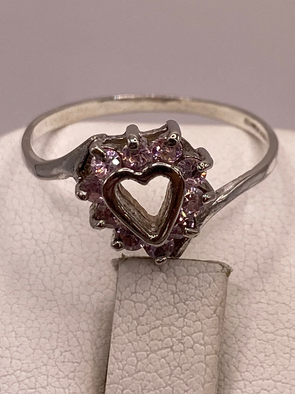 Anillo de Plata Ley 925 Diseño Corazón con Zirconias Rosas, sello de autenticidad Plata Ley .925