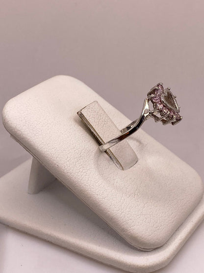 Anillo de Plata Ley 925 Diseño Corazón con Zirconias Rosas, vista lateral