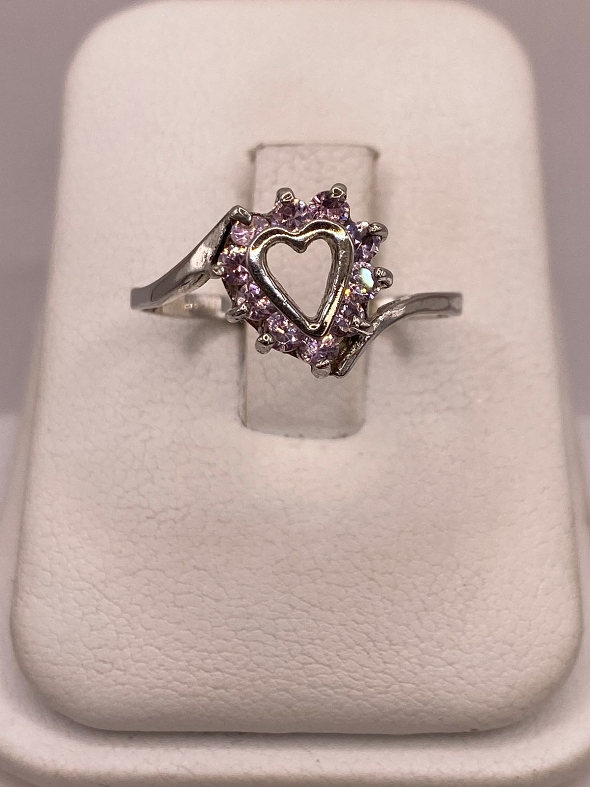 Anillo de Plata Ley 925 Diseño Corazón con Zirconias Rosas — ángulo diagonal