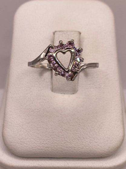 Anillo de Plata Ley 925 Diseño Corazón con Zirconias Rosas — ángulo diagonal