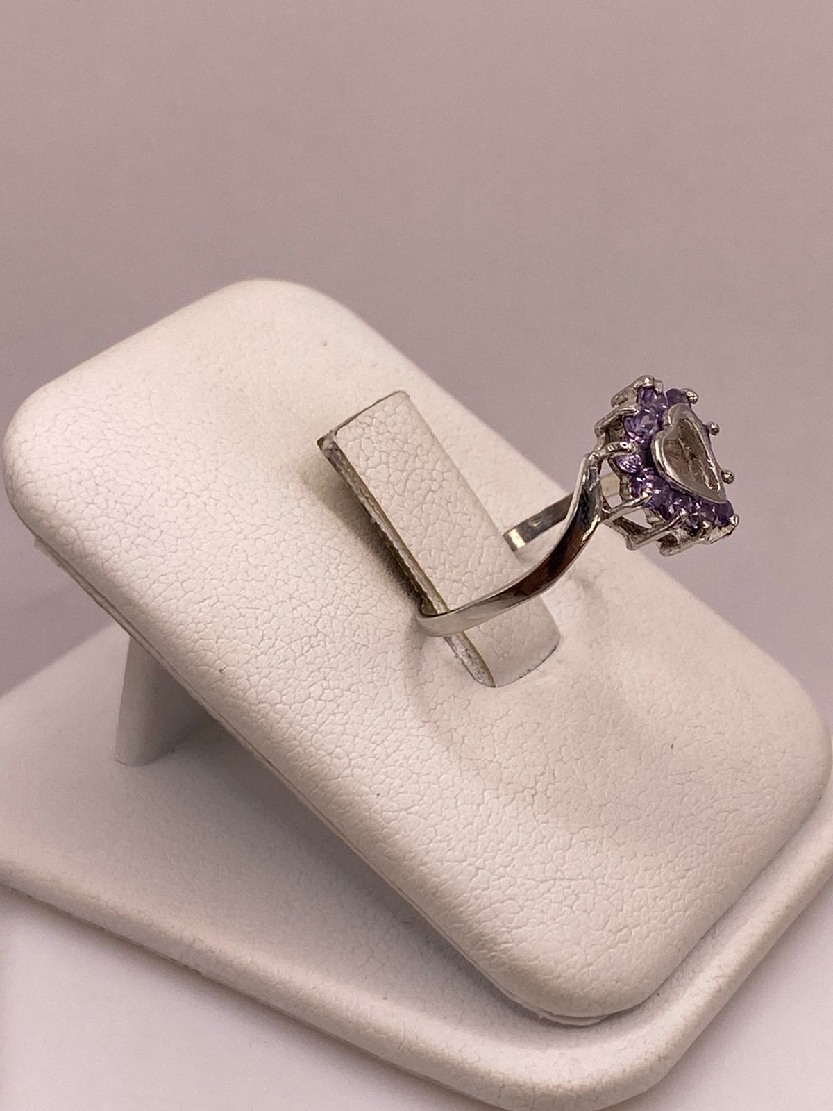 Anillo de Plata Ley 925 Diseño Corazón con Zirconias Violetas, vista lateral
