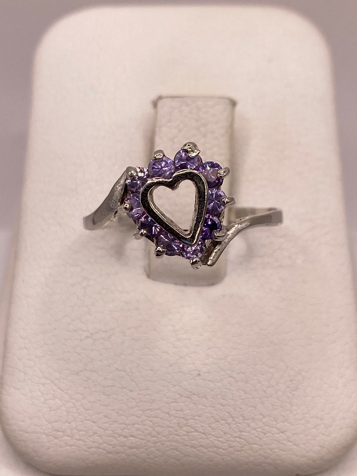 Anillo de Plata Ley 925 Diseño Corazón con Zirconias Violetas en báscula mostrando peso