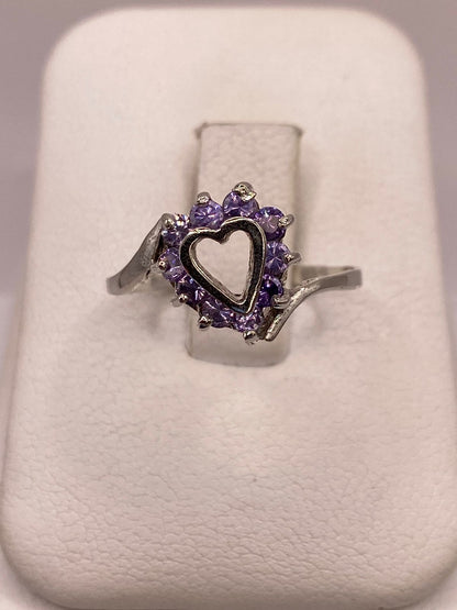 Anillo de Plata Ley 925 Diseño Corazón con Zirconias Violetas en báscula mostrando peso