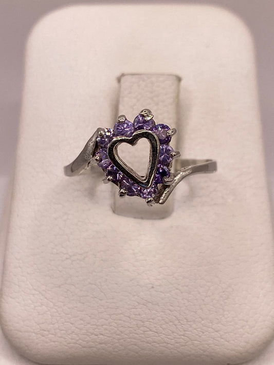 Anillo de Plata Ley 925 Diseño Corazón con Zirconias Violetas en báscula mostrando peso