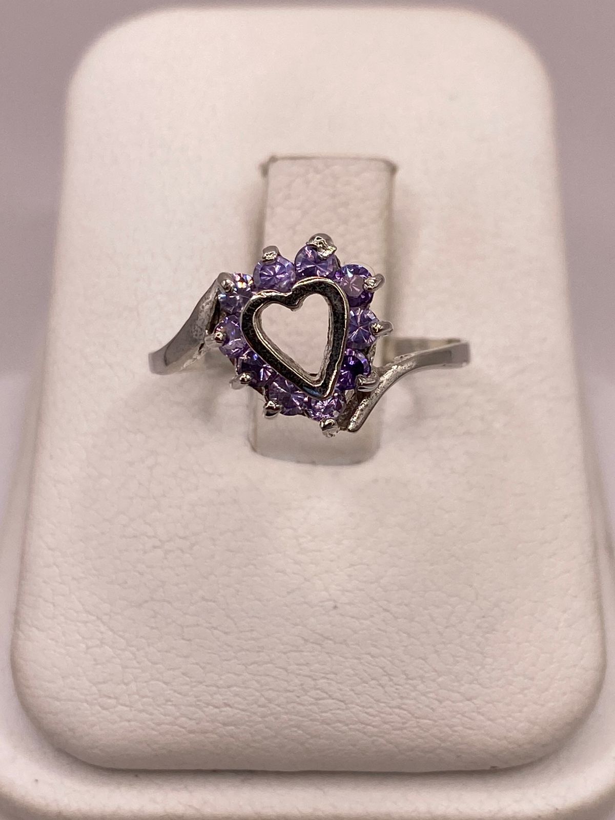 Anillo de Plata Ley 925 Diseño Corazón con Zirconias Violetas, vista frontal