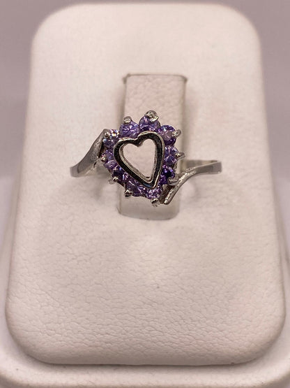 Anillo de Plata Ley 925 Diseño Corazón con Zirconias Violetas, vista frontal