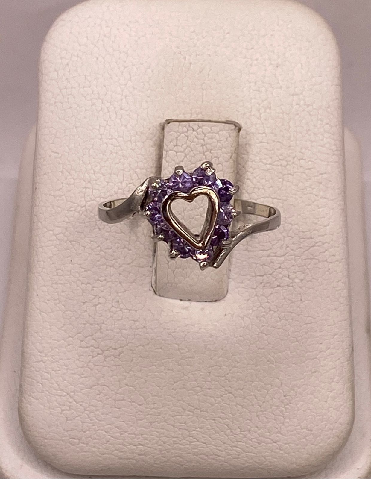 Anillo de Plata Ley 925 Diseño Corazón con Zirconias Violetas, vista de detalle