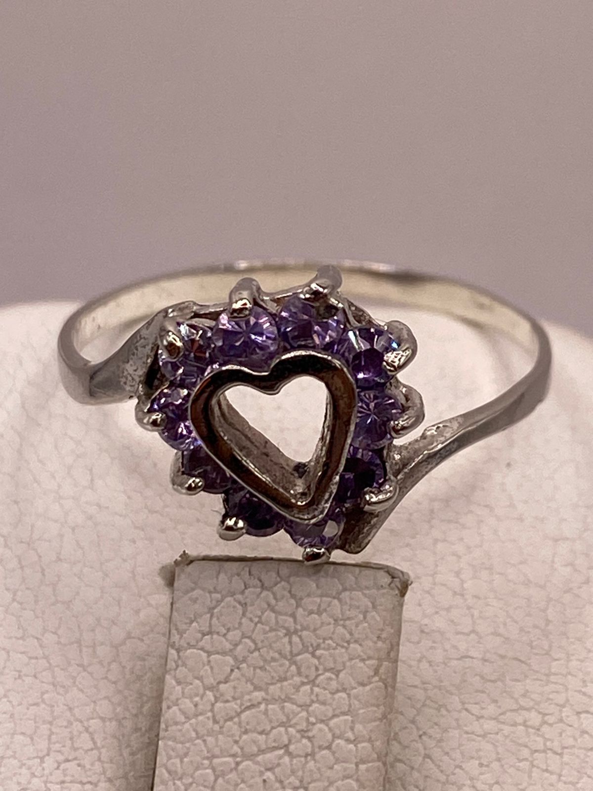 Anillo de Plata Ley 925 Diseño Corazón con Zirconias Violetas, sello de autenticidad Plata Ley .925