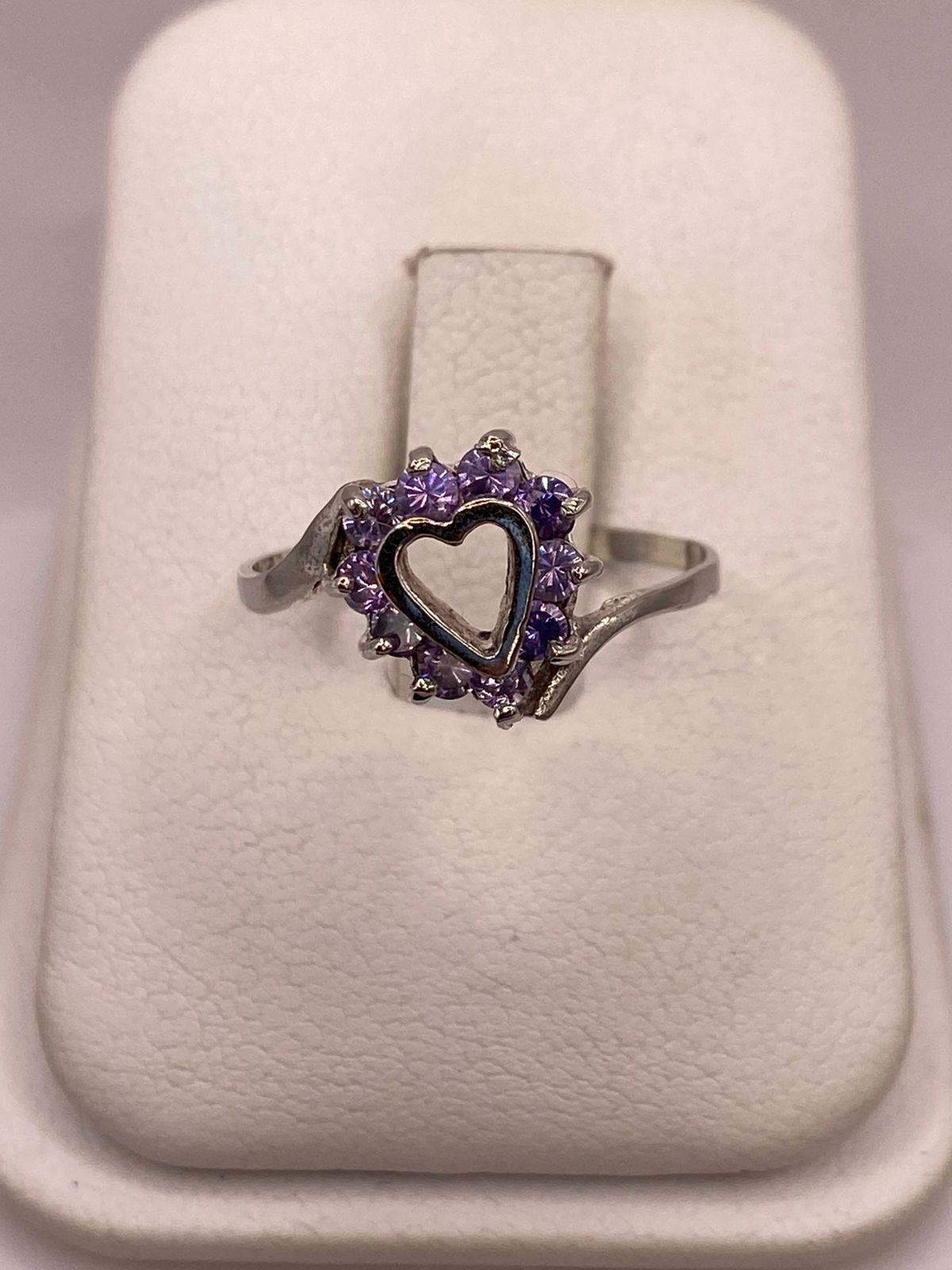 Anillo de Plata Ley 925 Diseño Corazón con Zirconias Violetas, vista superior