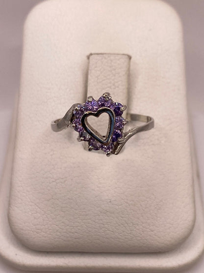 Anillo de Plata Ley 925 Diseño Corazón con Zirconias Violetas, vista superior
