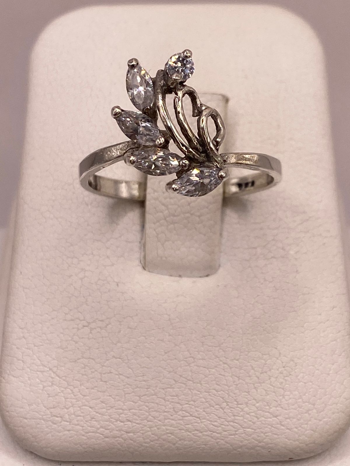Anillo de Plata Ley 925 Diseño Floral con Zirconias Blancas en báscula mostrando peso