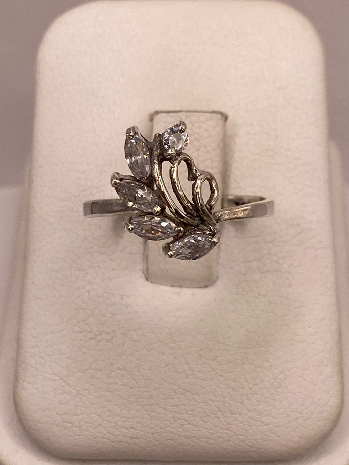 Anillo de Plata Ley 925 Diseño Floral con Zirconias Blancas, vista superior