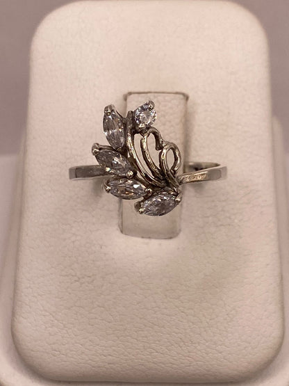 Anillo de Plata Ley 925 Diseño Floral con Zirconias Blancas, vista superior