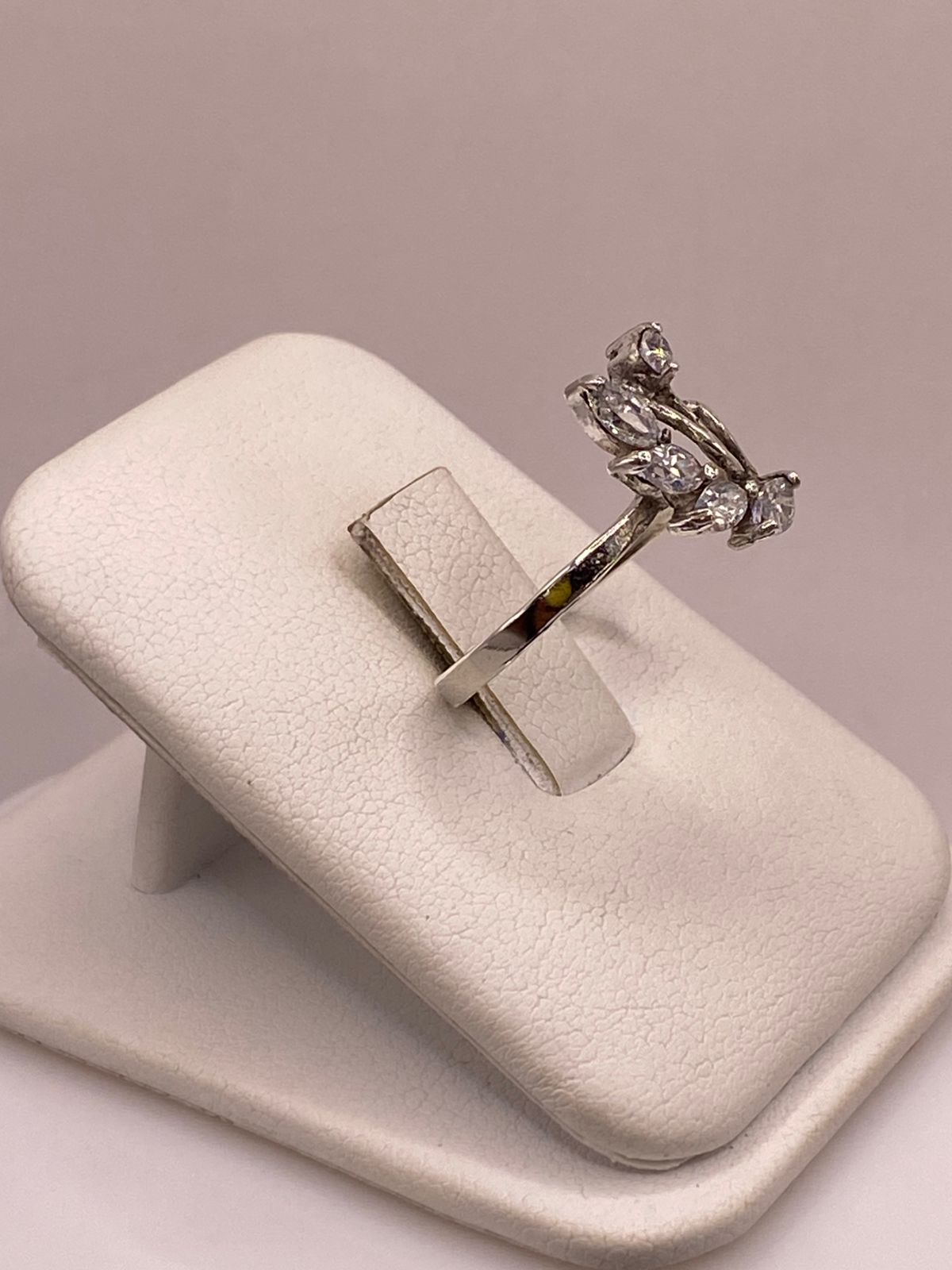 Anillo de Plata Ley 925 Diseño Floral con Zirconias Blancas, vista lateral