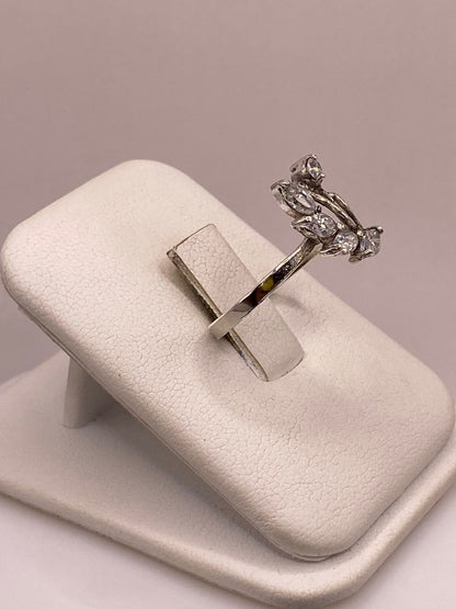 Anillo de Plata Ley 925 Diseño Floral con Zirconias Blancas, vista lateral