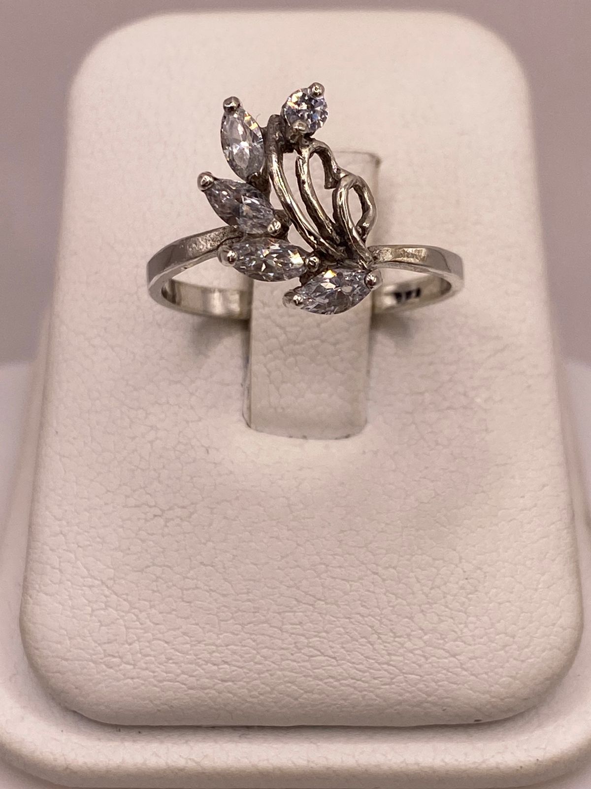 Anillo de Plata Ley 925 Diseño Floral con Zirconias Blancas, vista frontal