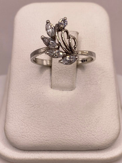 Anillo de Plata Ley 925 Diseño Floral con Zirconias Blancas, vista frontal
