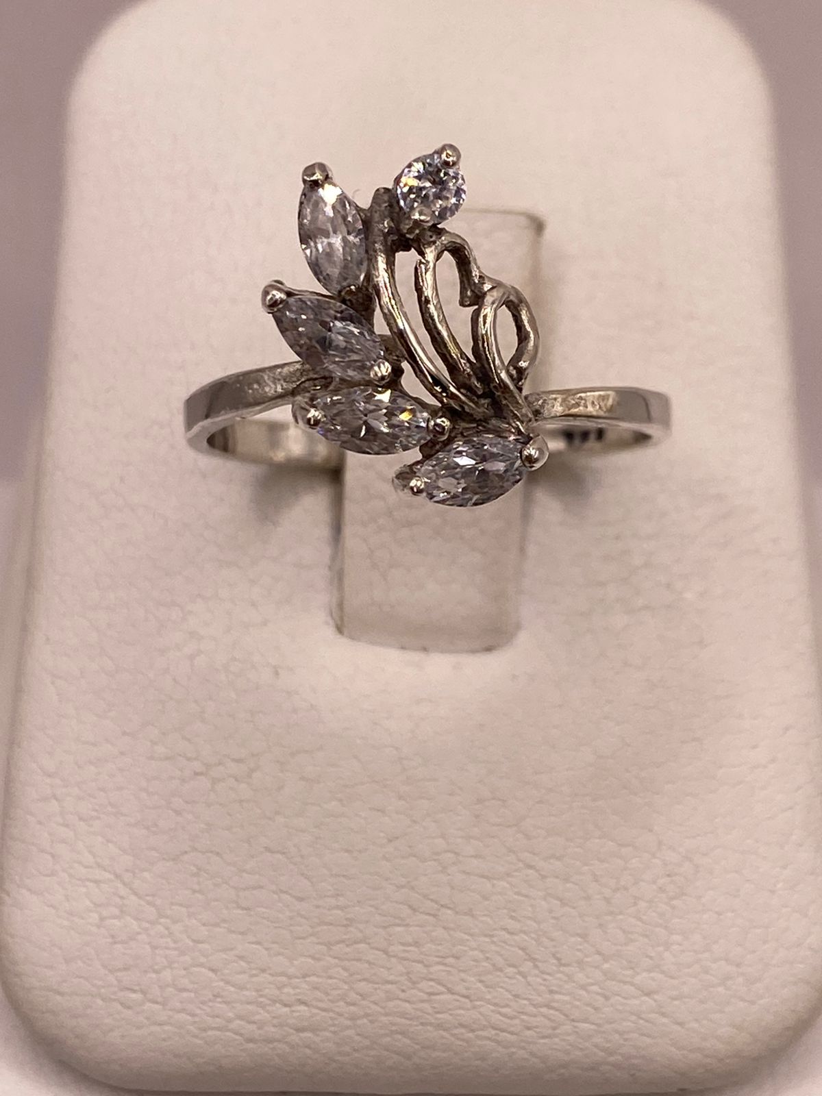 Anillo de Plata Ley 925 Diseño Floral con Zirconias Blancas, vista de detalle