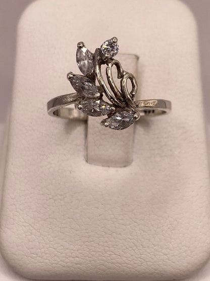 Anillo de Plata Ley 925 Diseño Floral con Zirconias Blancas, vista de detalle