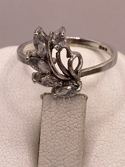 Anillo de Plata Ley 925 Diseño Floral con Zirconias Blancas, sello de autenticidad Plata Ley .925