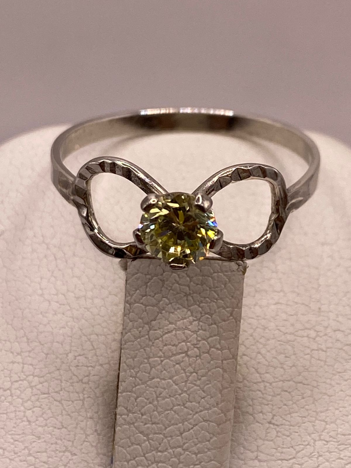 Anillo de Plata Ley 925 Diseño Infinito con Piedra Color Citrino, sello de autenticidad Plata Ley .925
