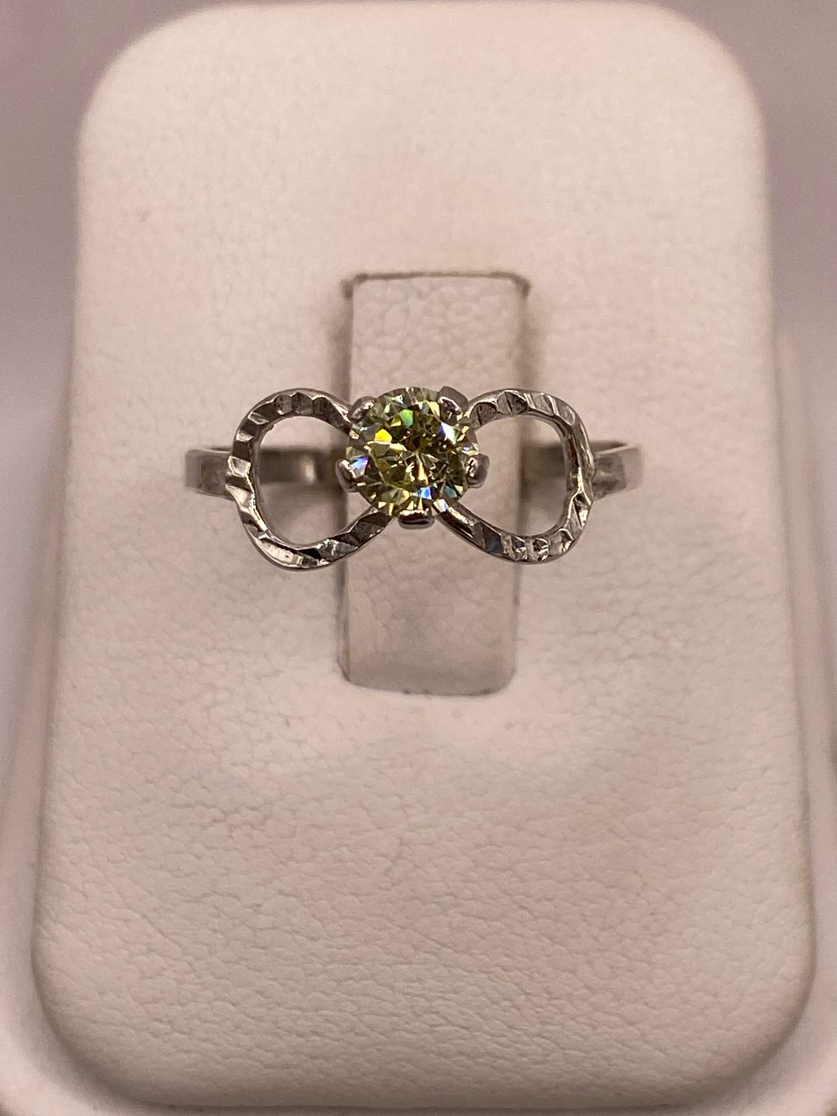 Anillo de Plata Ley 925 Diseño Infinito con Piedra Color Citrino, vista frontal
