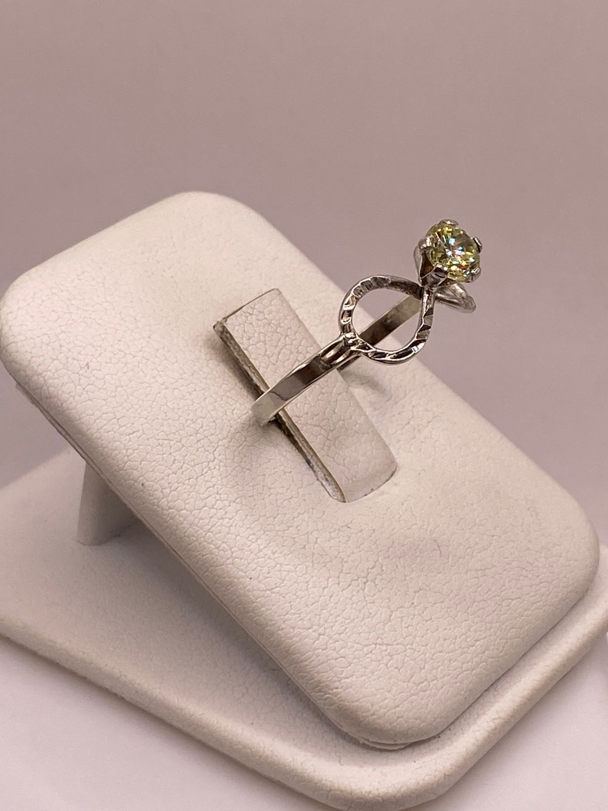 Anillo de Plata Ley 925 Diseño Infinito con Piedra Color Citrino, vista lateral