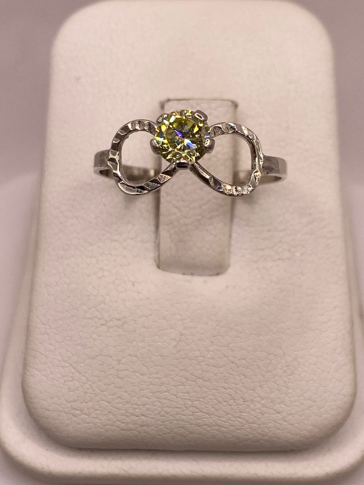Anillo de Plata Ley 925 Diseño Infinito con Piedra Color Citrino — ángulo diagonal