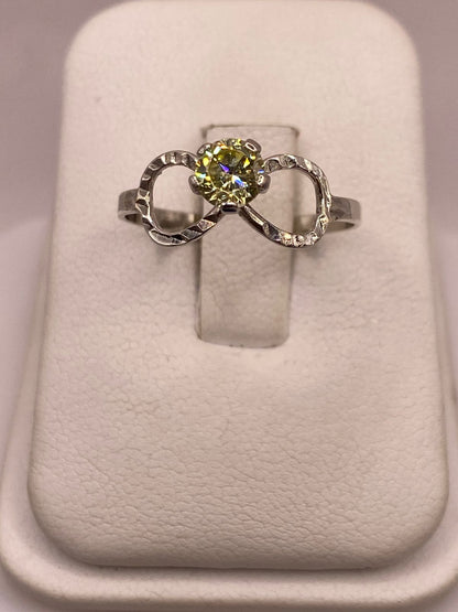 Anillo de Plata Ley 925 Diseño Infinito con Piedra Color Citrino — ángulo diagonal