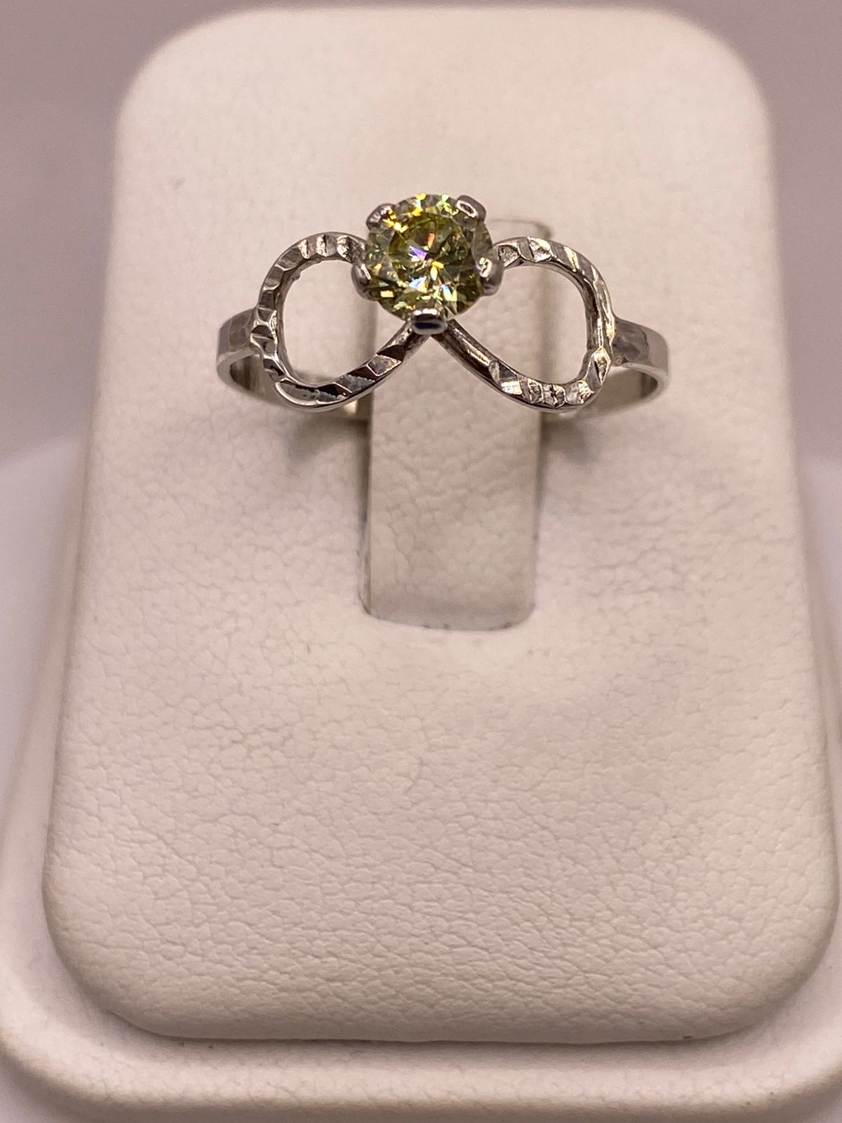 Anillo de Plata Ley 925 Diseño Infinito con Piedra Color Citrino, vista de detalle