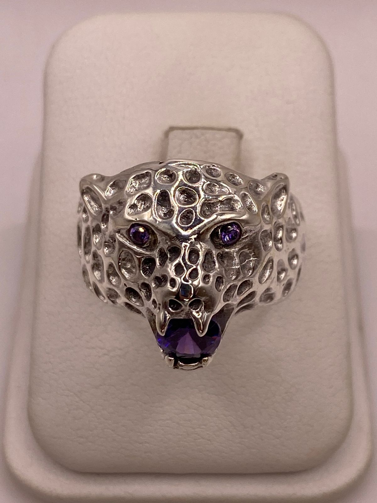Anillo de Plata Ley 925 Diseño Jaguar con Zirconias Violetas, vista frontal
