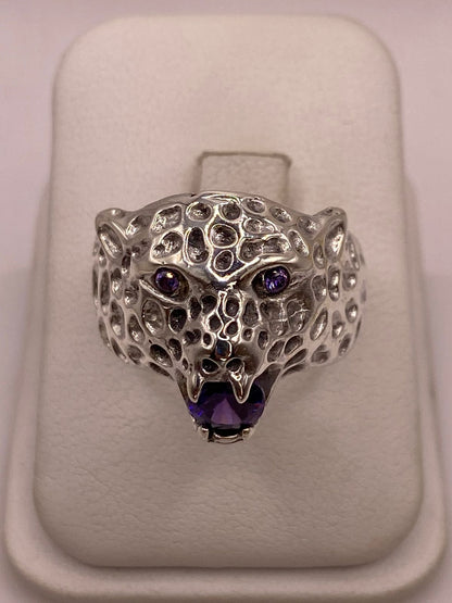 Anillo de Plata Ley 925 Diseño Jaguar con Zirconias Violetas, vista frontal
