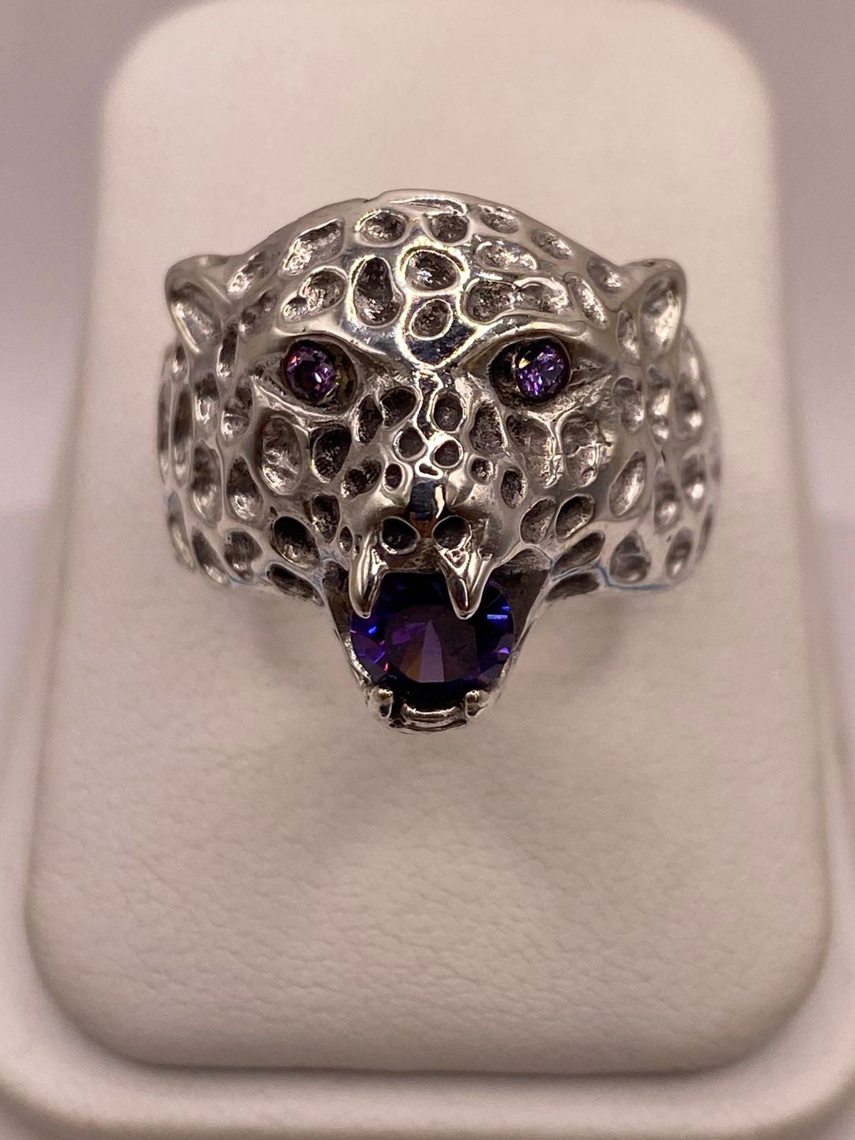 Anillo de Plata Ley 925 Diseño Jaguar con Zirconias Violetas en báscula mostrando peso