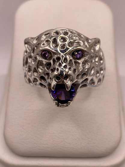 Anillo de Plata Ley 925 Diseño Jaguar con Zirconias Violetas en báscula mostrando peso