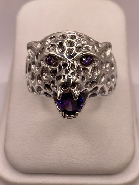 Anillo de Plata Ley 925 Diseño Jaguar con Zirconias Violetas en báscula mostrando peso
