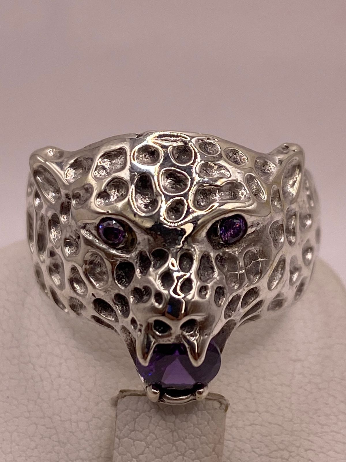 Anillo de Plata Ley 925 Diseño Jaguar con Zirconias Violetas, sello de autenticidad Plata Ley .925