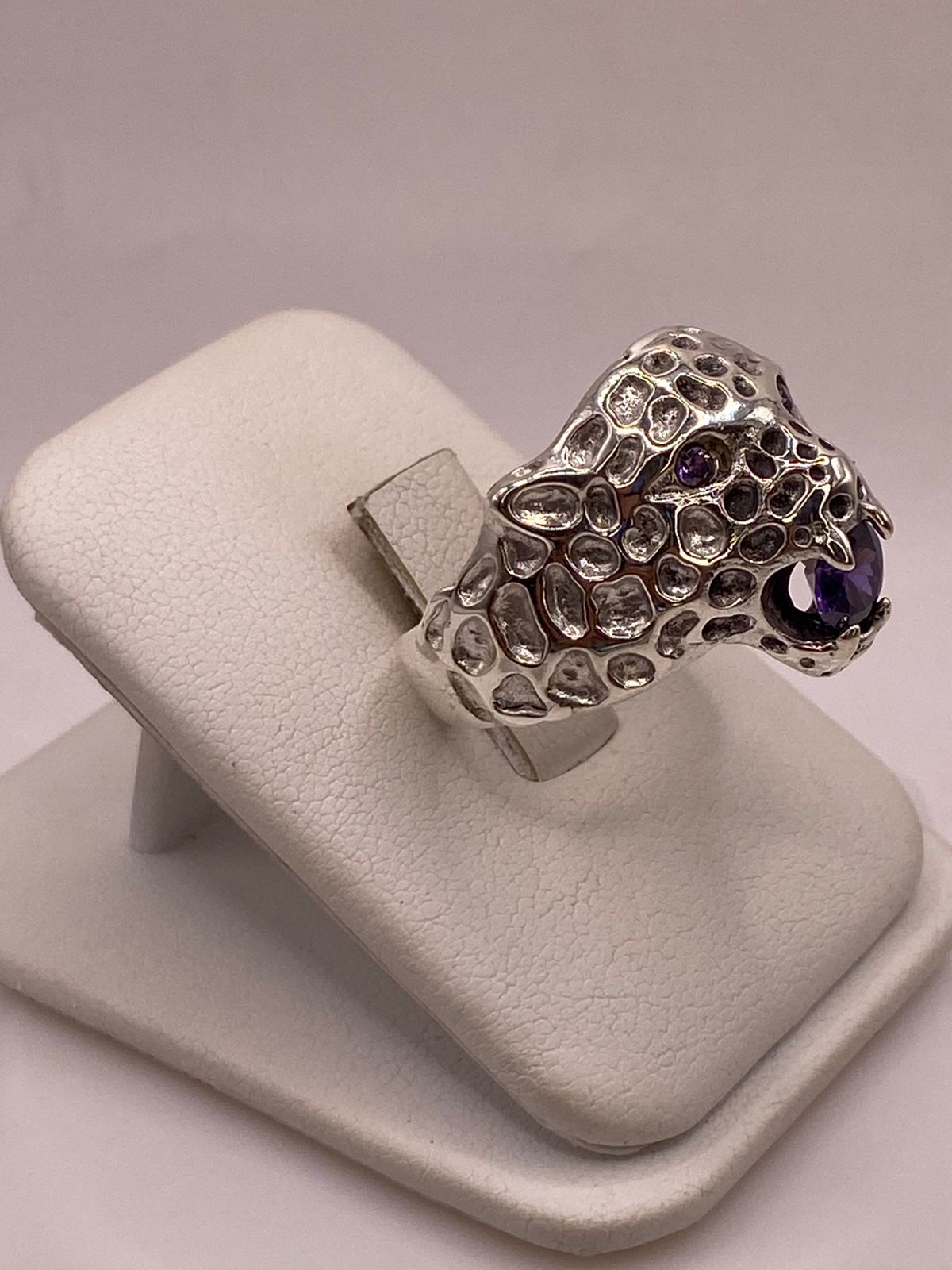 Anillo de Plata Ley 925 Diseño Jaguar con Zirconias Violetas, vista de detalle
