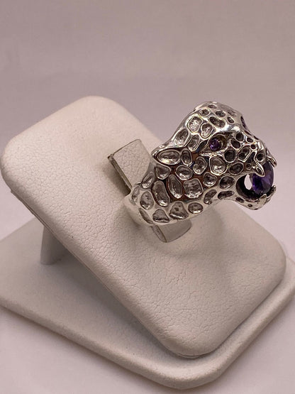 Anillo de Plata Ley 925 Diseño Jaguar con Zirconias Violetas, vista de detalle