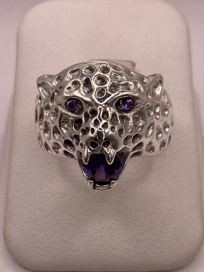 Anillo de Plata Ley 925 Diseño Jaguar con Zirconias Violetas, vista lateral