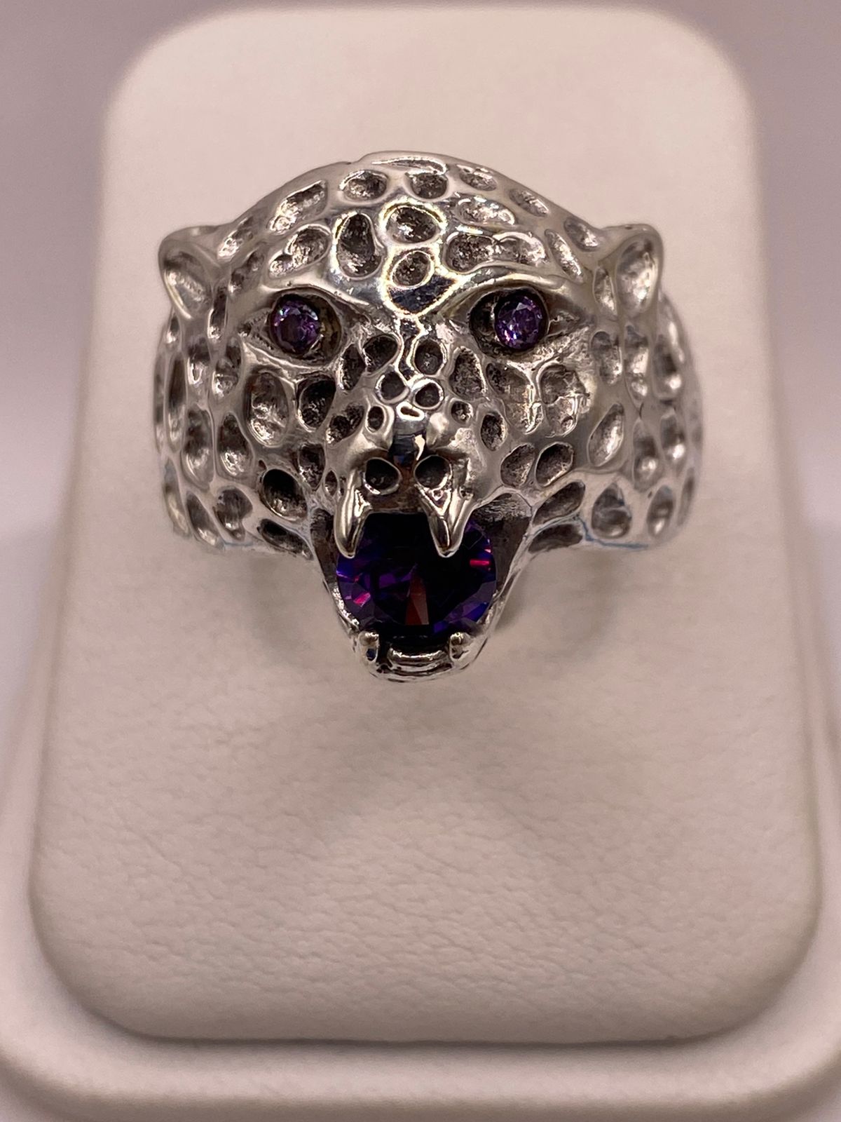 Anillo de Plata Ley 925 Diseño Jaguar con Zirconias Violetas, vista superior