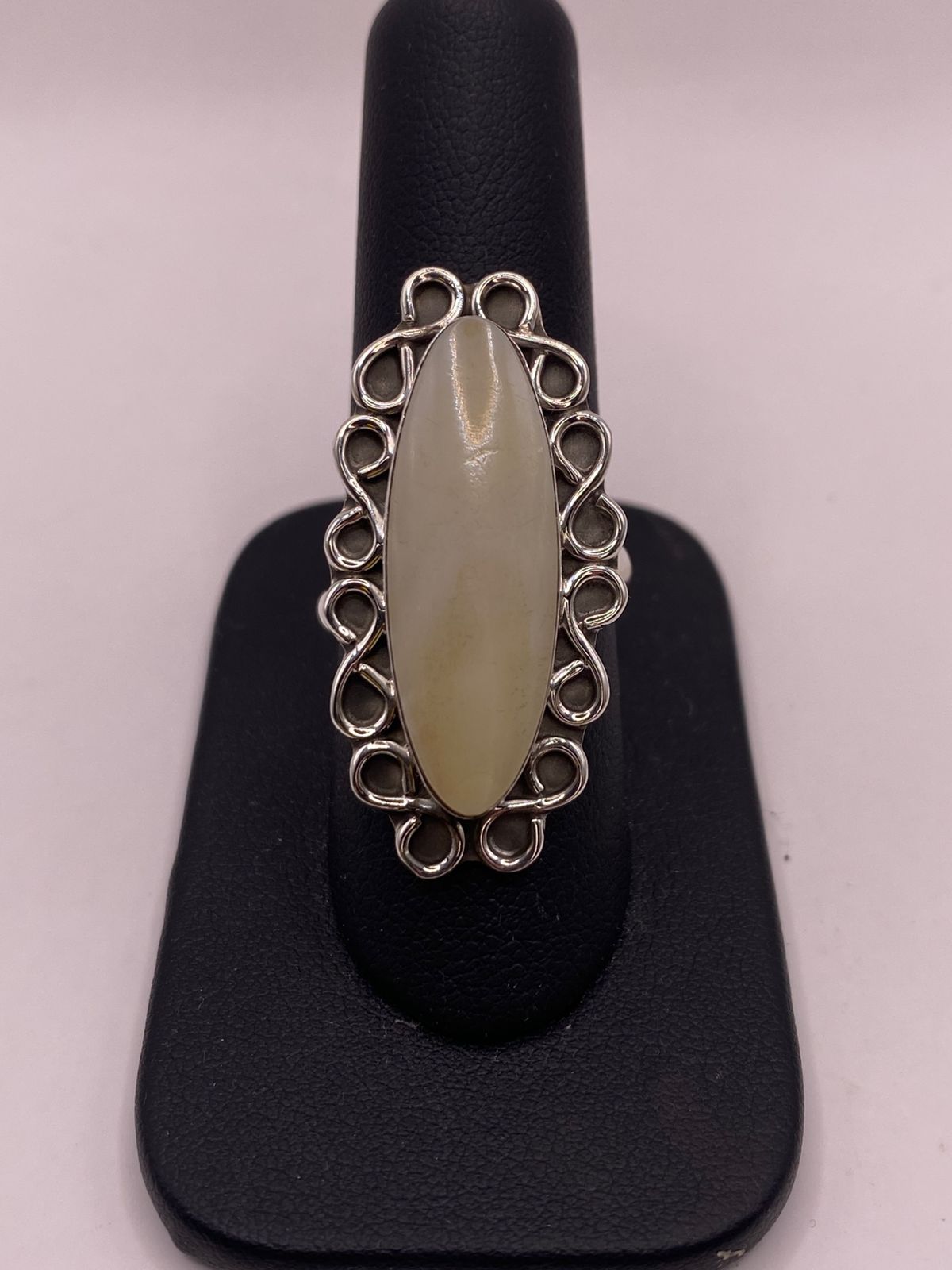 Anillo de Plata Ley 925 con Jade Blanco en báscula mostrando peso