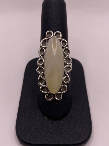 Anillo de Plata Ley 925 con Jade Blanco en báscula mostrando peso