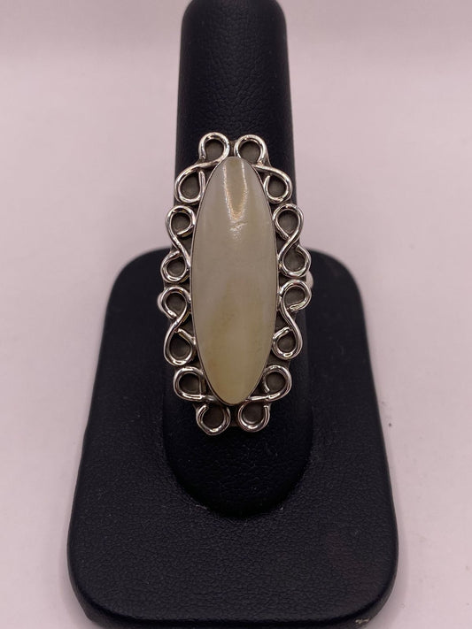 Anillo de Plata Ley 925 con Jade Blanco en báscula mostrando peso