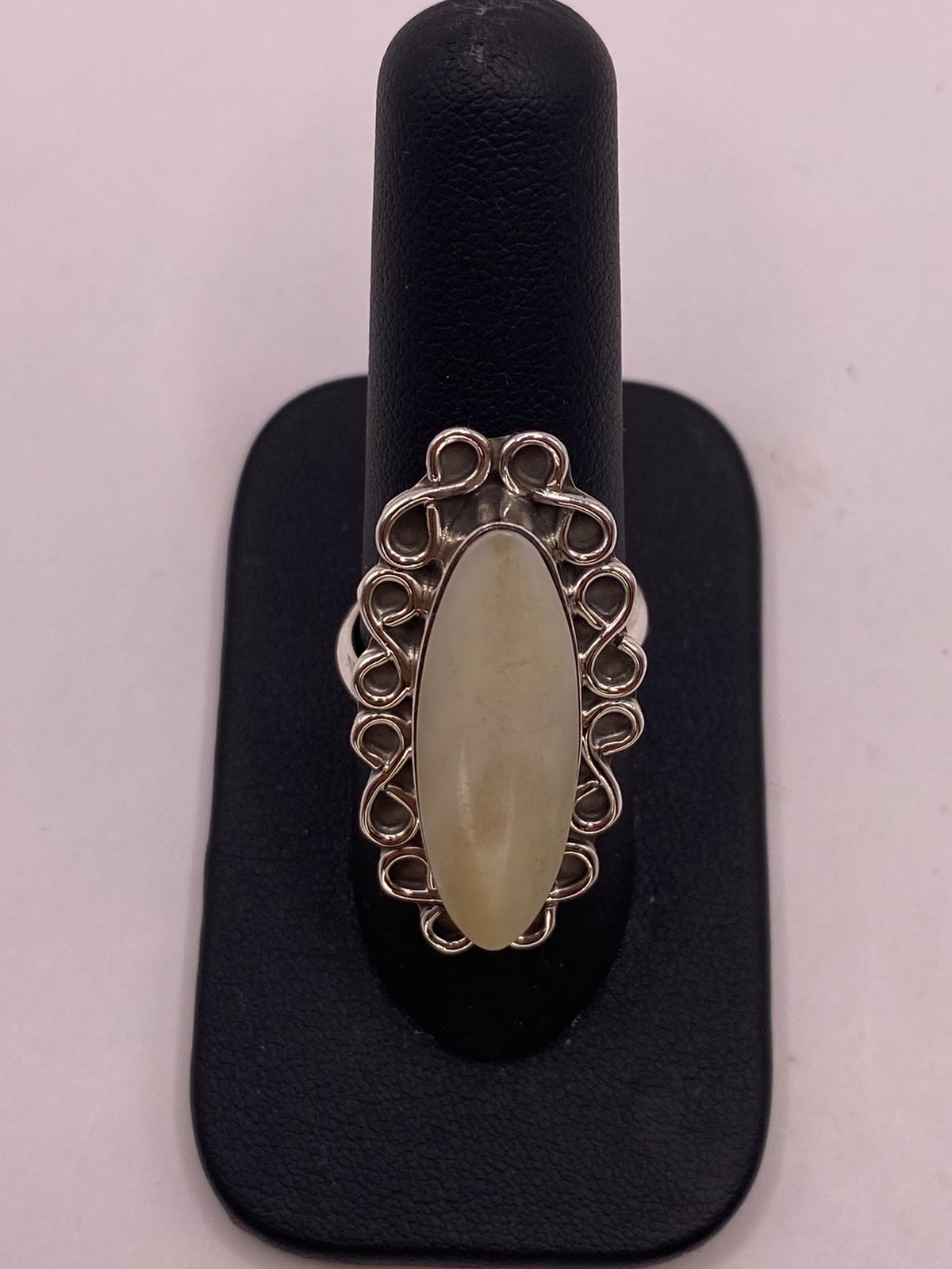 Anillo de Plata Ley 925 con Jade Blanco, vista lateral