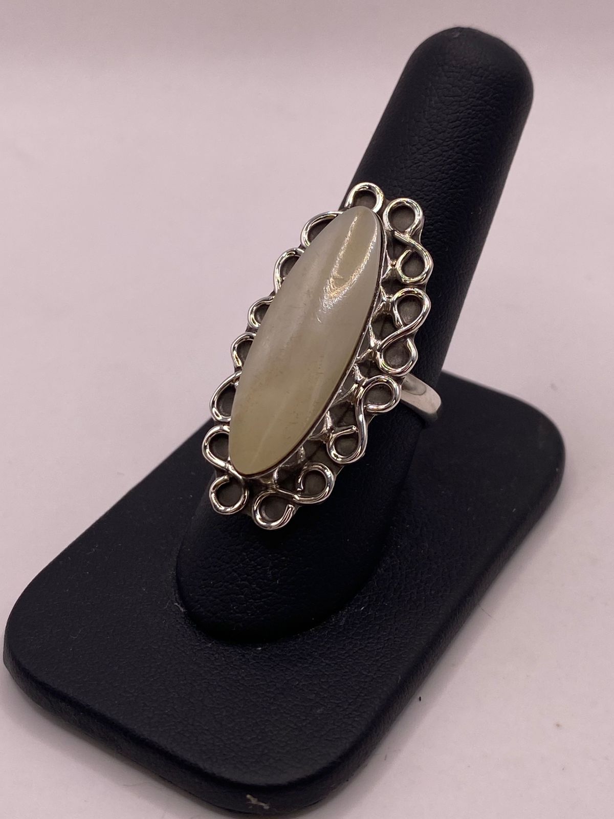 Anillo de Plata Ley 925 con Jade Blanco, vista de detalle